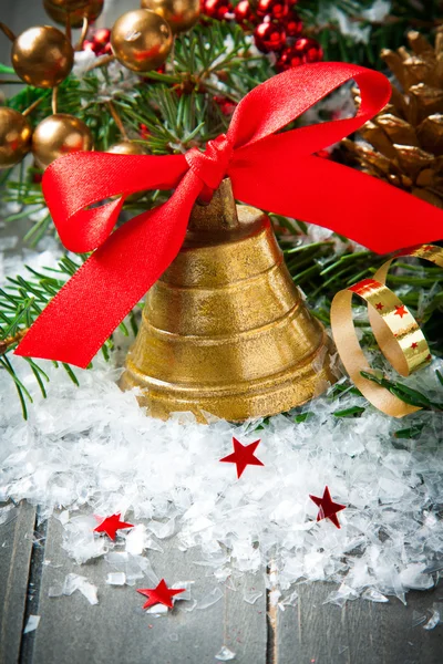 Campana de oro de Navidad con lazo de cinta de satén rojo —  Fotos de Stock