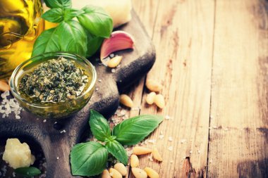 ev yapımı pesto rustik ahşap kesme tahtası. 