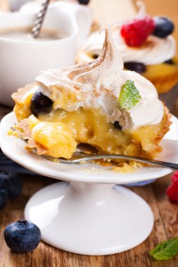 Limon Lor ve beze ile ev yapımı tartlets 