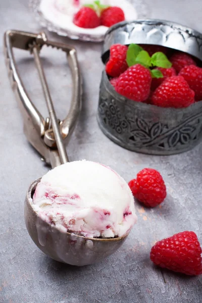 Мороженое с ягодным мороженым и малиной — стоковое фото