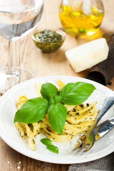Gekochte hausgemachte Pasta mit Pesto und Basilikum — Stockfoto