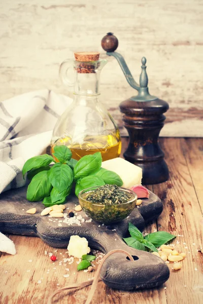 Pesto fatto in casa su un tagliere di legno rustico . — Foto Stock