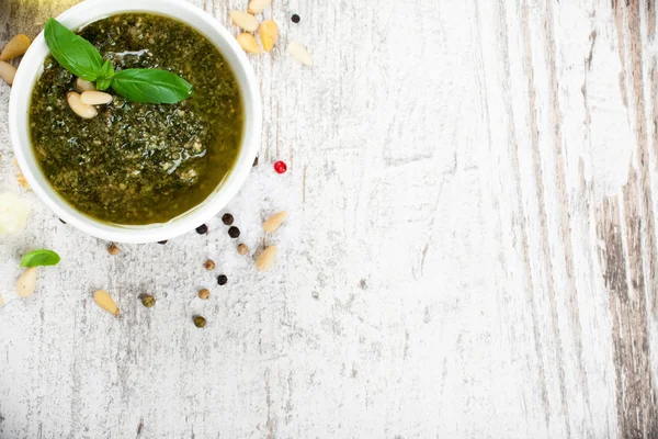 Pesto al basilico e ingredienti freschi — Foto Stock