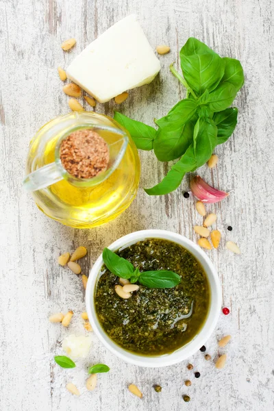 Basilikum-Pesto-Sauce und frische Zutaten — Stockfoto