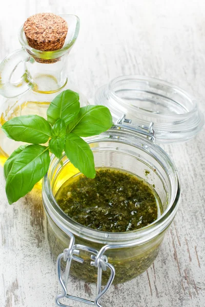 Basilikum-Pesto-Sauce und frische Zutaten — Stockfoto