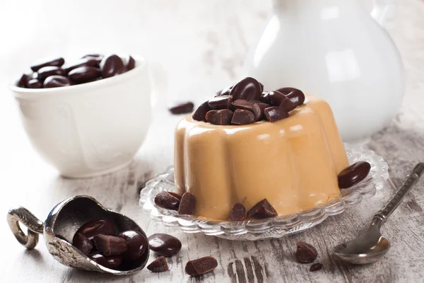 Koffie panna cotta met chocolade snoepjes — Stockfoto