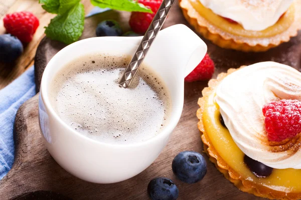 Zelfgemaakte tartlets met kalk wrongel en meringue — Stockfoto