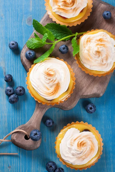 Mini lime curd tartlets with meringue. — Stock Photo, Image