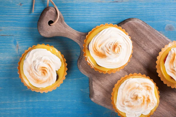 Mini tartaletas de cuajada de lima con merengue . — Foto de Stock