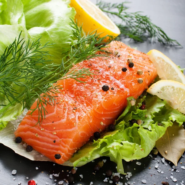Filé de salmão delicioso, rico em óleo ómega-3 — Fotografia de Stock