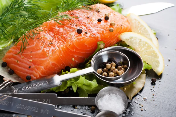 Delizioso filetto di salmone, ricco di olio di omega 3 — Foto Stock