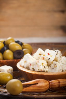 cubed beyaz peynir zeytin