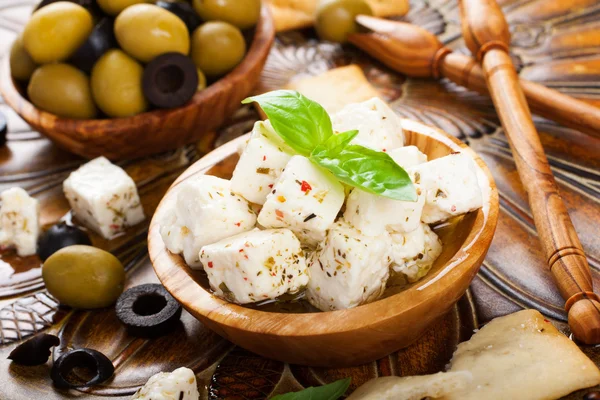 Queijo feta em cubos com azeitonas — Fotografia de Stock