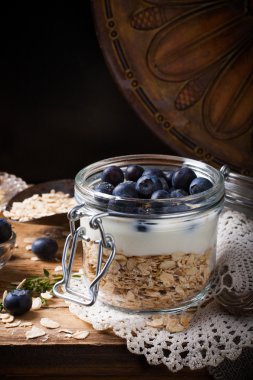 yoğurt ve cam mavi çilek ile müsli.