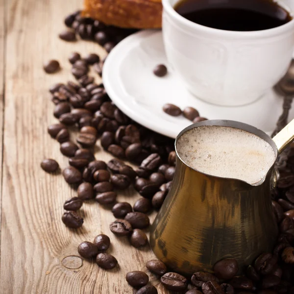 Old coffee pot and cup on wooden rustic background — Stock Photo, Image