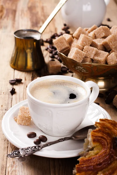 Espresso xícara de café e cafeteira — Fotografia de Stock