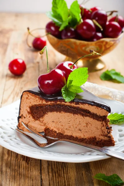 Pedazo de delicioso pastel de mousse de chocolate — Foto de Stock