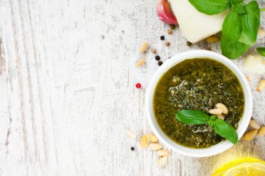 fesleğen pesto sos ve taze malzemeler