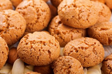 İtalyan badem çerez amaretti, böğürtlen, ahududu, kekik dal ve badem yemek cocept, beyaz vintage masada görünümü top