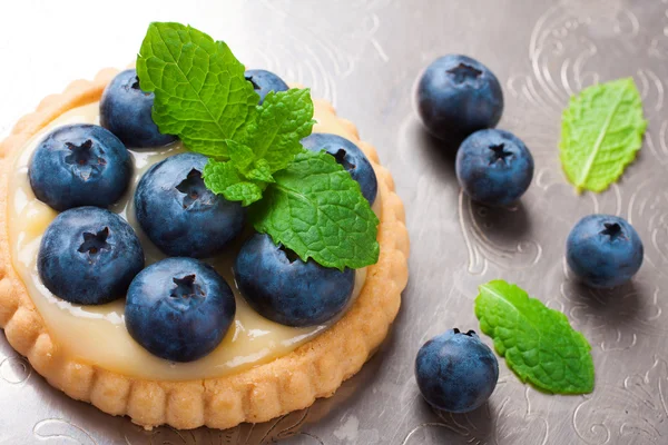 Tartlet cheio de coalhada de limão e mirtilos — Fotografia de Stock