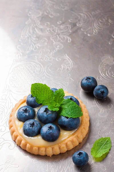 Tartlet cheio de coalhada de limão e mirtilos — Fotografia de Stock