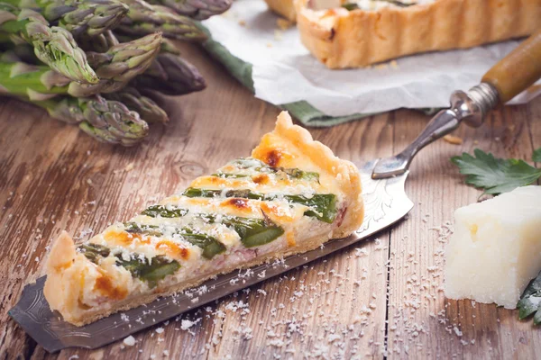 Asparagus quiche with pecorino and bacon — Stock Photo, Image