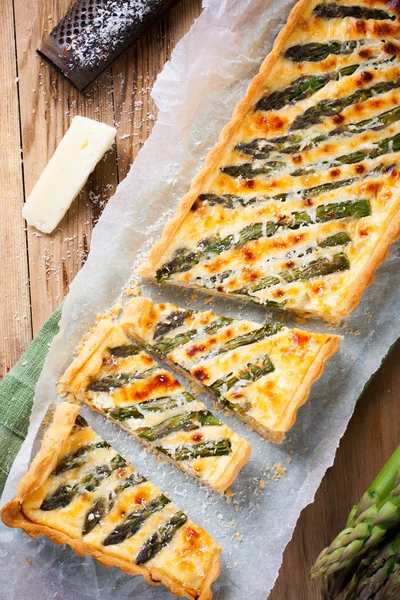 Asperges quiche met pecorino en spek — Stockfoto