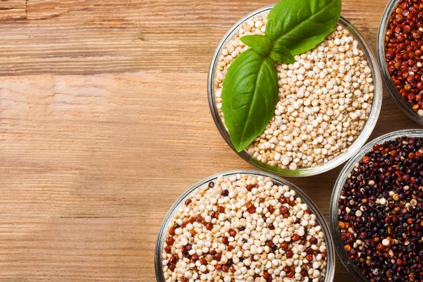 Beyaz, kırmızı, siyah ve karışık ham quinoa tahıl — Stok fotoğraf