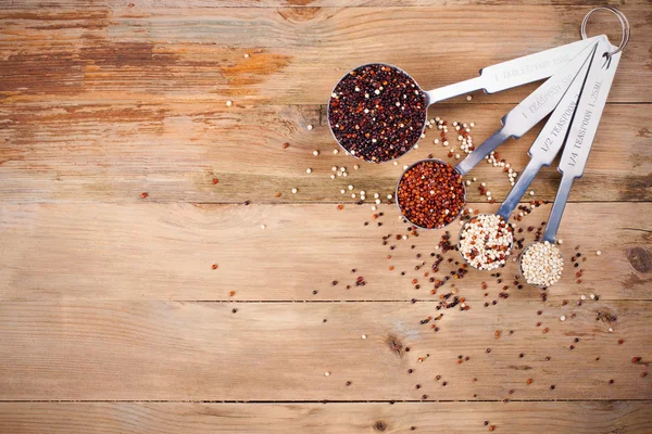 Mix van quinoa graan in metalen lepels meten — Stockfoto