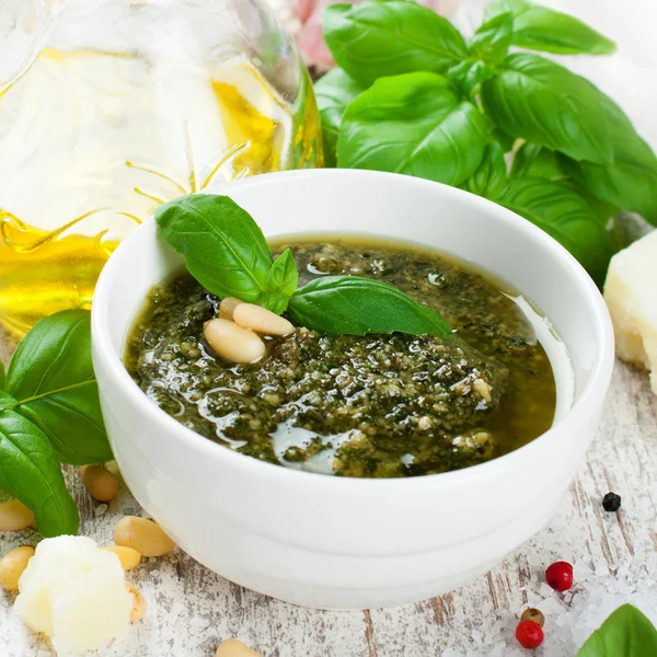 Pesto al basilico e ingredienti freschi — Foto Stock