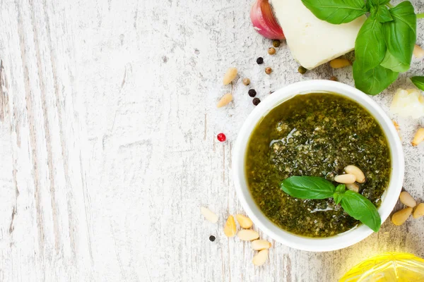 Molho de pesto de manjericão e ingredientes frescos — Fotografia de Stock