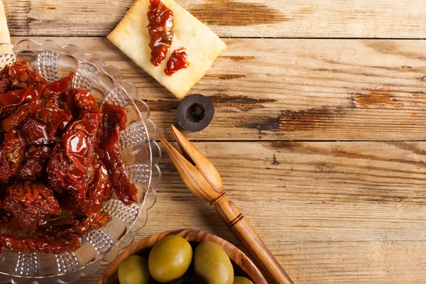 Sun dried tomatoes with olives — Stock Photo, Image