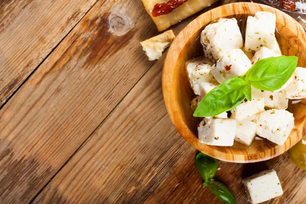 Cubos de queijo feta com azeitonas — Fotografia de Stock