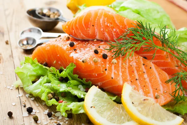 Delizioso filetto di salmone, ricco di olio di omega 3 — Foto Stock