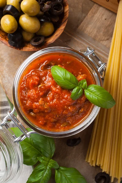 Frasco de vidro com molho caseiro de massa de tomate — Fotografia de Stock