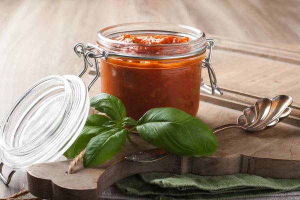 Glass jar with homemade tomato pasta sauce — 스톡 사진