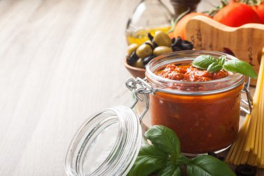 Domates soslu spagetti için malzemeler