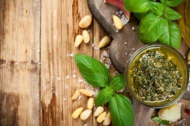 ev yapımı pesto rustik ahşap kesme tahtası. 
