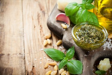 ev yapımı pesto rustik ahşap kesme tahtası. 