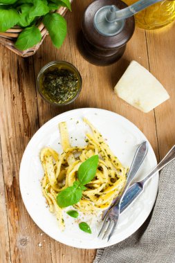 pesto ve fesleğen ile ev yapımı makarna pişmiş 