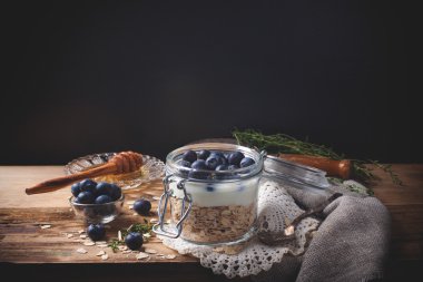 yoğurt ve cam mavi çilek ile müsli.