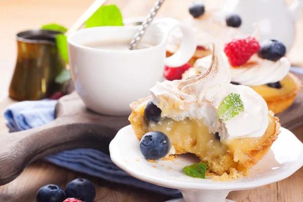 Homemade tartlets with lime curd and meringue — Stock Photo, Image