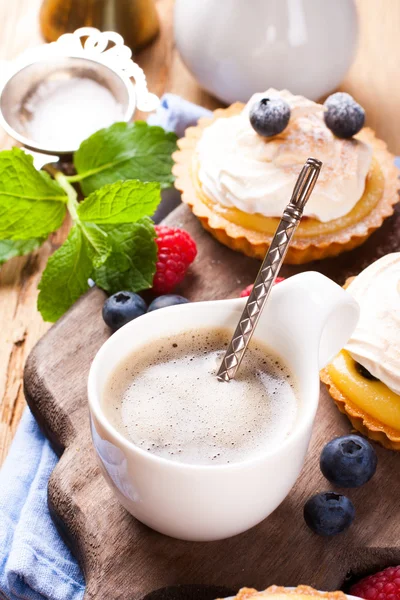 Tartarugas caseiras com coalhada de limão e merengue — Fotografia de Stock