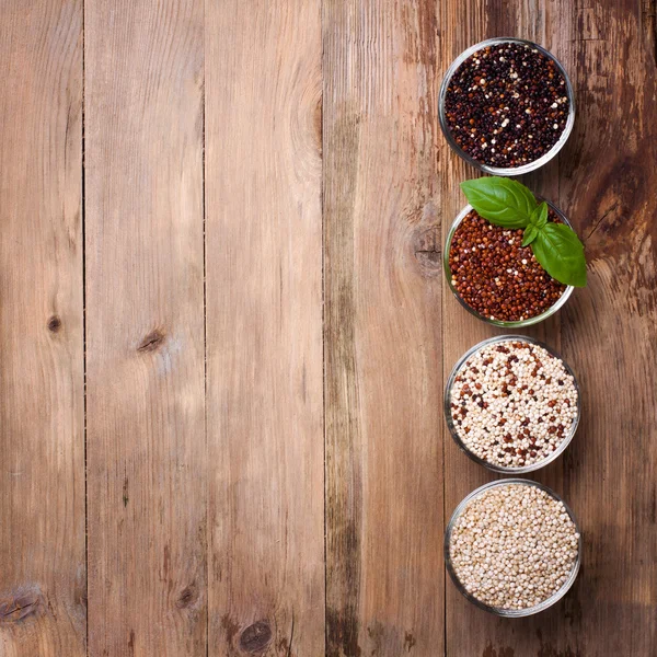 Fehér, piros, fekete és vegyes nyers quinoa gabona — Stock Fotó