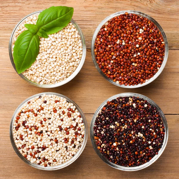 Grão de quinoa cru branco, vermelho, preto e misto — Fotografia de Stock