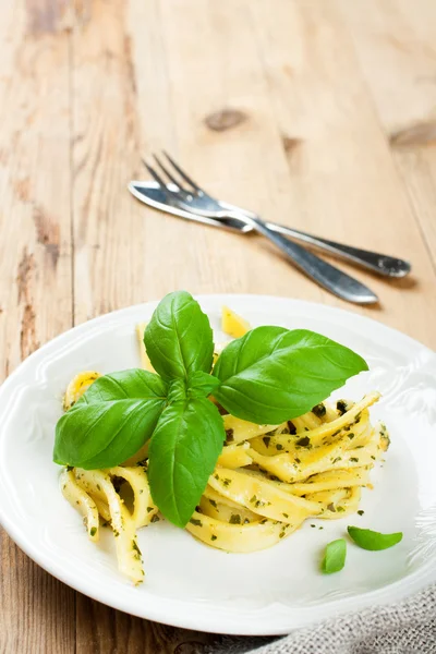 Kokt hemlagad pasta med pesto och basilika — Stockfoto