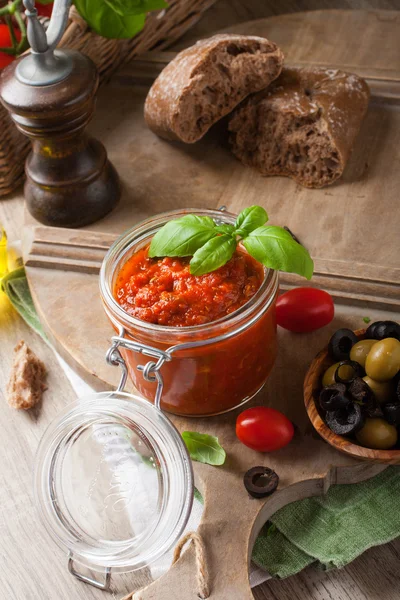 Traditionelle hausgemachte Tomatensauce — Stockfoto