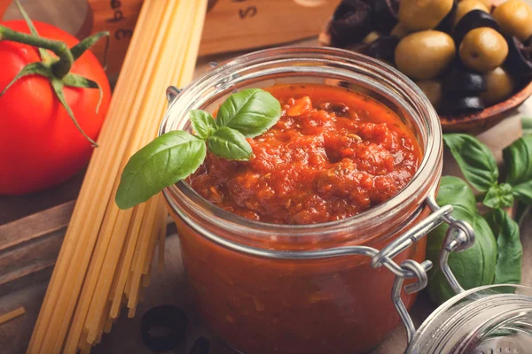 Ingredienser för spaghetti med tomatsås — Stockfoto