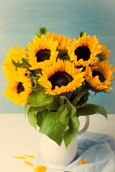 Schöner Sonnenblumenstrauß in weißer Vase — Stockfoto