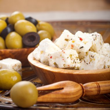 cubed beyaz peynir zeytin